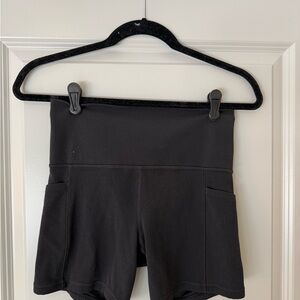 Athleta Salutation Stash Pocket II 5" Short